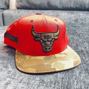 MITCHELL & NESS CHICAGO BULLS  CAMO BRIM HAT SNAPBACK